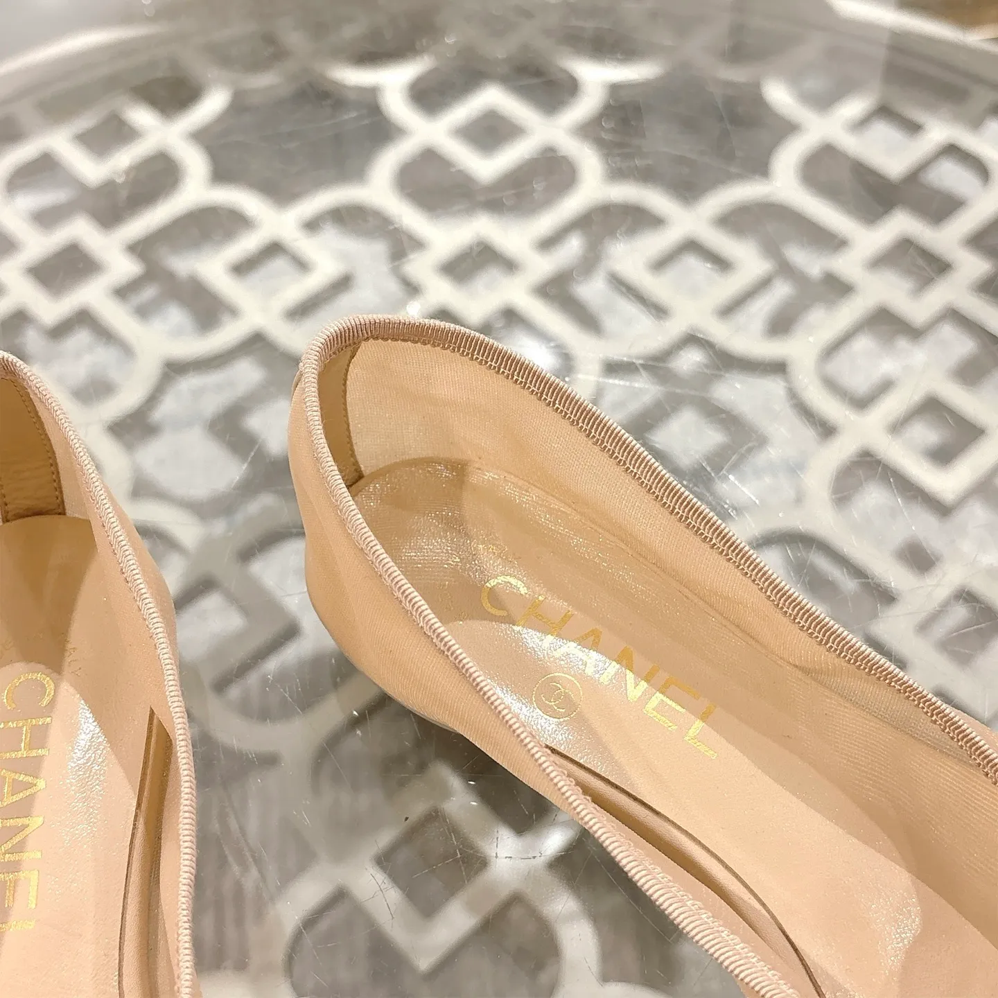 👟👟Ex-factory price 520👟👟 Mesh [purchase-level quality] CHANEL Xiaoxiang 25/A new summer bow-tie shoes 💃 This pair of "dancing shoes" is really breathtakingly beautiful! Made of cowhide fabric + exquisite electric embroidery, every detail exudes a sense of high-end ~ classic bow design, Italian genuine leather sole, comfortable and elegant on the feet, a perfect must-have for fairies!  🌟 All counters are from the same source! All materials are customized according to the original 1:1, and are developed and patterned from genuine products. The quality is absolutely assured ~ a classic that must be bought every year, a versatile artifact that looks great whether paired with skirts or jeans!  💖 The perfect finishing touch for summer outfits, sisters, just do it! 👉 Fabric: Imported sheepskin Lining: Imported sheepskin Outsole: Private molded outsole Size: 35-40